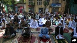 Warga mengikuti salat Ied di luar sebuah masjid di Kabul, Afghanistan, 24 Mei 2020. Taliban mengumumkan gencatan senjata selama tiga hari untuk merayakan Idul Fitri.
