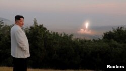 រូបឯកសារ​៖ មេដឹកនាំ​កូរ៉េខាងជើង​លោក Kim Jong Un មើល​ការ​បាញ់​គ្រាប់​មីស៊ីល​សាកល្បង​នៅ​ទីតាំង​មួយក្នុង​ប្រទេស​កូរ៉េខាងជើង។ រូបភាព​នេះ​ត្រូវ​បាន​ចេញ​ផ្សាយ​កាល​ពី​ថ្ងៃទី ១០ ខែតុលា ឆ្នាំ២០២២។ (KCNA via REUTERS)