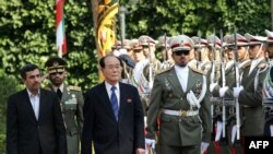 지난 2012년 9월 비동맹운동 정상회의에 참석한 김영남(우측) 북한 최고인민회의 상임위원회 위원장을 영접하는 마무드 아마디네자드 이란 대통령. 