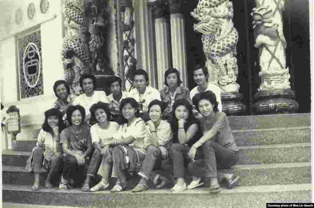 ក្នុង​រូប​ថត​នេះ ជន​ភៀស​ខ្លួន​ខ្មែរ​មួយ​ក្រុម​បាន​ធ្វើ​ដំណើរ​ទៅ​ទស្សនា​ចម្លាក់​ប្រាសាទ​មួយ នៅ​ខេត្ត Tay Ninh ប្រទេស​វៀតណាម កាលពី​ឆ្នាំ ១៩៨៥។ នៅ​ជំរំ Minh Tan 1 ប្រទេស​វៀតណាម ជន​ភៀស​ខ្លួន​ខ្មែរ​មាន​សេរីភាព​ច្រើន​ក្នុង​ការ​ធ្វើ​ដំណើរ បើ​ធៀប​នឹង​ជន​ភៀស​ខ្លួន​ខ្មែរ​ជា​ច្រើន​នាក់​ដែល​រស់នៅ​ក្នុង​ជំរំ​ជន​ភៀស​ខ្លួន​ក្នុង​ប្រទេស​ថៃ។ (រូបថត​ផ្តល់​ឲ្យ​ដោយ​លោក គួជ មាលីវ)