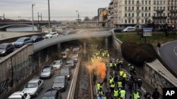 Des manifestants du mouvement des Gilets Jaunes bloquent une voie d'accès rapide à Lyon en France le 5 janvier 2019.