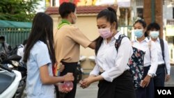 រូបឯកសារ៖ សិស្សានុសិស្ស​ត្រូវ​បាញ់​អាកុល​សម្អាត​ដៃ​មុន​នឹង​ចូល​តាម​ថ្នាក់​រៀន ​អំឡុង​ថ្ងៃ​ដំបូង​នៃ​បវេសនកាល​ឆ្នាំ​សិក្សា​២០២០-២០២១ រាជធានី​ភ្នំពេញ ថ្ងៃទី១១ ខែមករា ឆ្នាំ២០២១។ (ទុំ ម្លិះ/វីអូអេ)