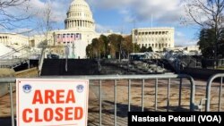 Tout le périmètre est sécurisé autour du Congrès, à Washington DC, le 18 janvier 2017. (VOA/Nastasia Peteuil)