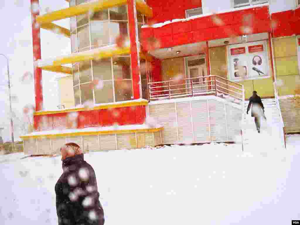 Bright colors seek to cheer up residents in a city where snow falls in September and there are only two hours of daylight each day during December. (V. Undritz for VOA)