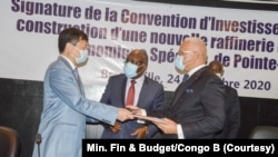 Molakisi elongi ya Yonghon Li, Sen Shao (G) na ba ministres JM Thystère Tchicaya (ya ba Hydrocarbures), Gilbert Mokoki (Zones économique spéciales), Calixte Nganongo (des Finances et du Budget) batie manzaka mpo na kotonga raffinerie ya pétrole na Poite-N