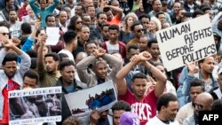 Ribuan migran Afrika memprotes rencana Israel untuk mendeportasi mereka dengan melakukan aksi di depan Kedutaan Rwanda di Israel, Rabu (7/2). 