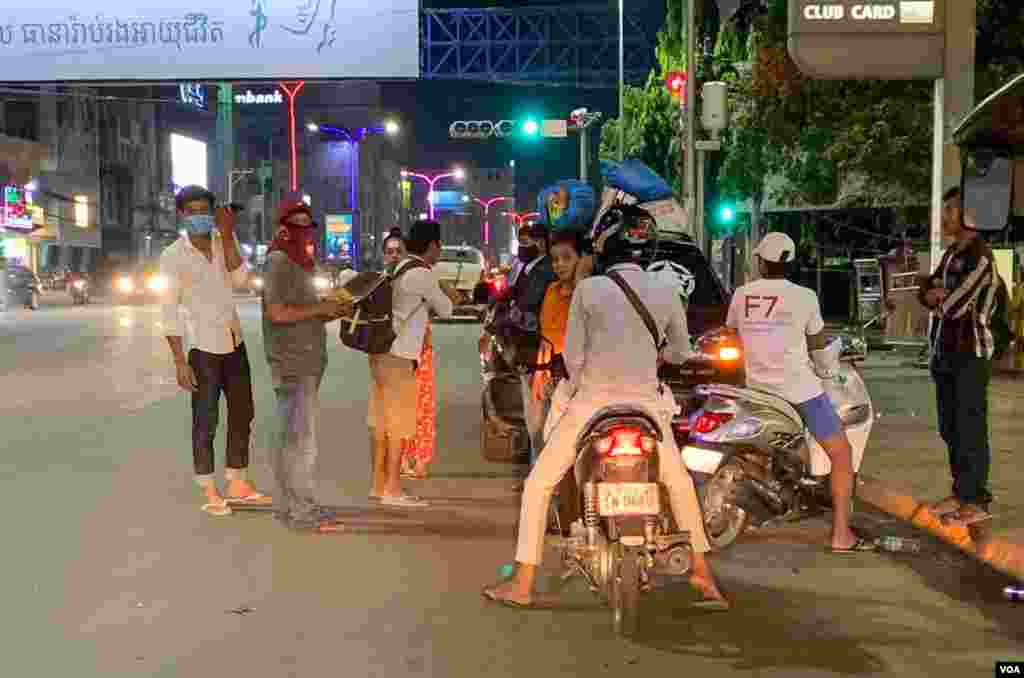 ពលរដ្ឋ​កម្ពុជា​មួយចំនួនបានសម្រុក​ធ្វើដំណើរ​ចាកចេញពី​ទីក្រុង​ភ្នំពេញ​ ទៅកាន់ស្រុកកំណើត​ នៅ​តាម​បណ្តា​ខេត្ត​នានា តាម​បណ្តោយផ្លូវ​ជាតិ​លេខ​១, នៅរាជធានី​ភ្នំពេញ, នៅ​ថ្ងៃទី០៩​ ខែ​មេសា ឆ្នាំ​២០២០។ (ធីតា វីន/VOA) 