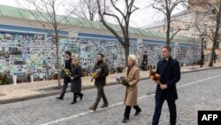 (사진 왼쪽부터) 쥐스탱 트뤼도 캐나다 총리, 조르자 멜로니 이탈리아 총리, 볼로디미르 젤렌스키 우크러아니 대통령, 우르줄라 폰데어라이엔 유럽연합(EU) 집행위원장, 알렉산더르 더크로 벨기에 총리가 24일 우크라이나 크이우에 있는 성 미카엘 광장 추모의 벽을 찾아 헌화하고 있다.