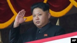 김정은 북한 국무위원장이 지난해 10월 평양 김일성 광장에서 열린 노동당 창건 70주년 열병식을 참관하고 있다. (자료사진)