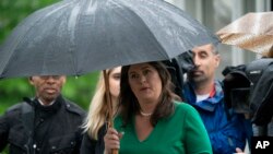 អ្នកស្រី Sarah Huckabee អ្នក​នាំ​ពាក្យ​សេតវិមាន​ ដើរ​នៅ​ខាង​ក្រៅ​សេតវិមាន ក្នុង​រដ្ឋធានី​វ៉ាស៊ីនតោន កាលពី​ថ្ងៃទី១៨ ខែឧសភា ឆ្នាំ២០១៨។