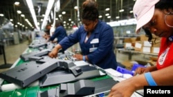 南卡罗莱纳州的工人组装电视机