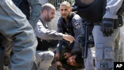 بازداشت یک فلسطینی در اورشلیم پیش از برگزاری راهپیمایی پرچم - سه شنبه ۲۵ خرداد