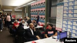 លោក Cory Booker សមាជិក​ព្រឹទ្ធសភា ដែល​ជា​បេក្ខជន​ឈរ​ឈ្មោះ​ប្រធានាធិបតី​ខាង​គណបក្ស​ប្រជាធិបតេយ្យ​និយាយ​ជាមួយ​អ្នក​ទៅ​បោះឆ្នោត Caucus ម្នាក់ តាម​ទូរស័ព្ទ ក្នុង​ក្រុង Urbandale រដ្ឋ Iowa កាល​ពី​ថ្ងៃ​ទី១៩ ខែ​ធ្នូ ឆ្នាំ២០១៩។ (REUTERS/Brenna Norman)