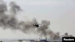 Sebuah helikopter Mi-24 milik Ukraina melepaskan tembakan ke arah para pemberontak separatis pro-Rusia yang menempati bandara utama kota Donetsk, Ukraina (26/5)