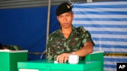 រូបឯកសារ៖ ទាហានម្នាក់ចូលរួមបោះឆ្នោតនៅមណ្ឌលបោះឆ្នោតមួយ នៅក្រុងបាងកក​ ប្រទេសថៃ កាលពីថ្ងៃអាទិត្យ ទី២៤ ខែមីនា ឆ្នាំ២០១៩។ 