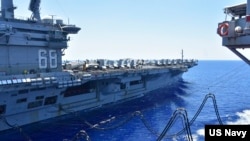 美国长期以来反对中国在南中国海扩张，经常派出军舰通过这条战略水道，以显示航行自由。图为美航母尼米兹号在南中国海航行期间进行补给。（美国海军2020年7月7日资料照）