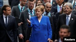 에마뉘엘 마크롱 프랑스 대통령과 앙겔라 메르켈 독일 총리, 파올로 젠틸로니 이탈리아 총리(앞줄 왼쪽부터)가 지난달 26일 이탈리아 타오르미나에서 열린 G7 정상회담에서 나란히 걷고 있다. 세 정상은 2일 미국 정부의 파리기후변화협정 탈퇴에 유감을 표하는 공동성명을 발표했다.