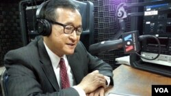 លោក សម រង្ស៊ី​ ថ្លែង​កាល​ពី​ចូល​រួម​​​ក្នុង​កម្មវិធី​ហេឡូវីអូអេ ថ្ងៃ​ព្រហស្បតិ៍​ទី​២៤ ខែ​កក្កដា ឆ្នាំ​២០១៤។ (លឹម សុធី/វីអូអេ)