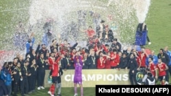Les joueurs d'Al Ahly célèbrent la victoire de la finale de la Ligue des champions de la CAF entre les équipes égyptiennes du Zamalek et d'Al-Ahly au Stade international du Caire, dans la capitale égyptienne, le 27 novembre 2020.