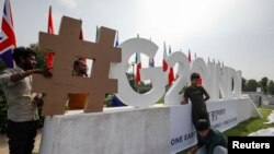 Para pekerja bekerja di dekat tempat pertemuan Menteri Keuangan dan Gubernur Bank Sentral G20 di Gandhinagar di Gujarat, India 13 Juli 2023. (Foto: REUTERS/Amit Dave)