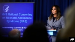 Ibu Negara AS Melania Trump berbicara dalam lawatan ke Rumah Sakit Universitas Thomas Jefferson di Philadelphia, 17 October 2018.
