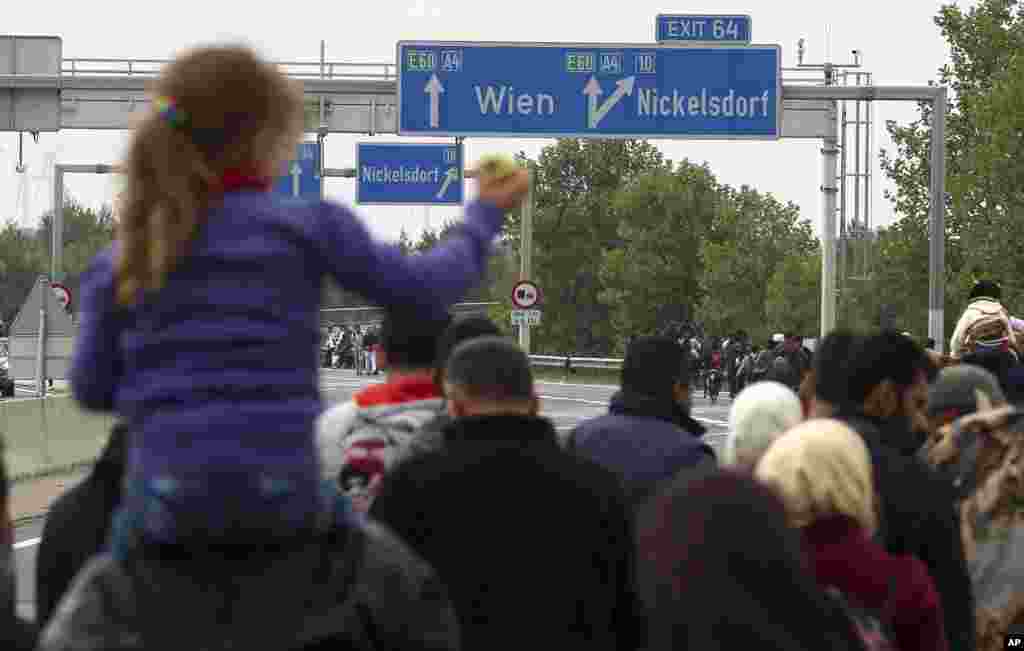 Wasu masu gudun hijira akan hanya bayan da suka tsallaka iyakar Hungary da Austria. 11, ga watan Satumba 2015. &nbsp;