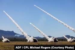 在“护身军刀25”演习期间，澳大利亚陆军、美国陆军和新加坡陆军的海马斯系统在澳大利亚昆士兰州的联合实弹演习中发射火箭弹。