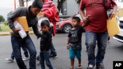 Mladi imigranti stižu sa roditeljima u katoličku humanitarnu organizaciju RGV, 19. juna 2018. u Texasu.