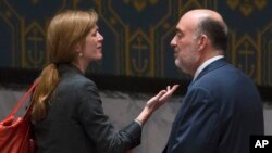 Duta Besar AS untuk PBB Samantha Power, kiri, berbicara dengan Duta Besar Israel untuk PBB Ron Prosor dalam sebuah rapat DK PBB mengenai keadaan di Gaza di markas besar PBB, Senin, 28 Juli 2014.