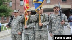 رسانه های ایران عکس "نذار زاکا" (نفر سمت راست) را با لباس ارتش آمریکا منتشر کرده اند