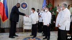Filippin Prezidenti Rodrigo Duterte AQSh Mudofaa vaziri Lloyd Ostinni qabul qilmoqda. Manila, 29-iyul, 2021.