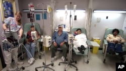 Pasien-pasien kanker di menjalani kemoterapi di Rumah Sakit Parkland Memorial di Dallas, AS. (Foto: Dok)