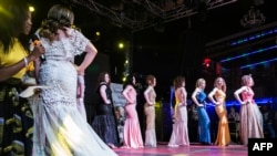 Les participantes sur scène lors du premier concours de beauté Miss Albinos, à Harare, le 17 mars 2018.