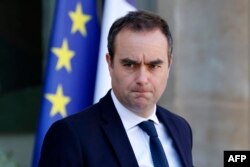 เซบาสเตียน เลอคอร์นู รัฐมนตรีว่าการกระทรวงกลาโหมฝรั่งเศส เดินทางออกจากพระราชวังเอลิเซ ในกรุงปารีส หลังร่วมประชุมคณะรัฐมนตรีประจำสัปดาห์ เมื่อวันที่ 5 มี.ค. 2568