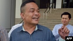 Jatuporn Prompan, pemimpin gerakan 'Kaos Merah' berbicara di luar gedung pengadilan di Bangkok (foto: dok).