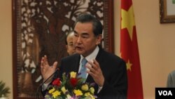 លោក ​វ៉ាង យី រដ្ឋមន្រ្តីក្រសួង​ការបរទេស​នៃសាធារណៈ​រដ្ឋ​ប្រជាមានិត​ចិននិយាយ​ទៅកាន់​អ្នក​សារព័ត៌មាន​នៅ​ក្នុង​ជំនួបទ្វេភាគីរវាង​លោក​ ប្រាក់ សុខុន រដ្ឋមន្រ្តី​ថ្មី​នៃ​​​​ក្រសួង​ការបរទេសនិង​សហប្រតិបត្តិការ​អន្តរជាតិ​កម្ពុជា​នៅថ្ងៃ​សុក្រទី​២២​ខែ​មេសា​ឆ្នាំ​២០១៦ ​នៅរាជធានី​ភ្នំពេញ។ (ឡេង ឡែន/VOA ) 