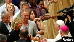 La star britannique Sting et sa femme Trudie Styler saluent le Pape Francois durant l'audience générale dans la salle Paul VI au Vatican.