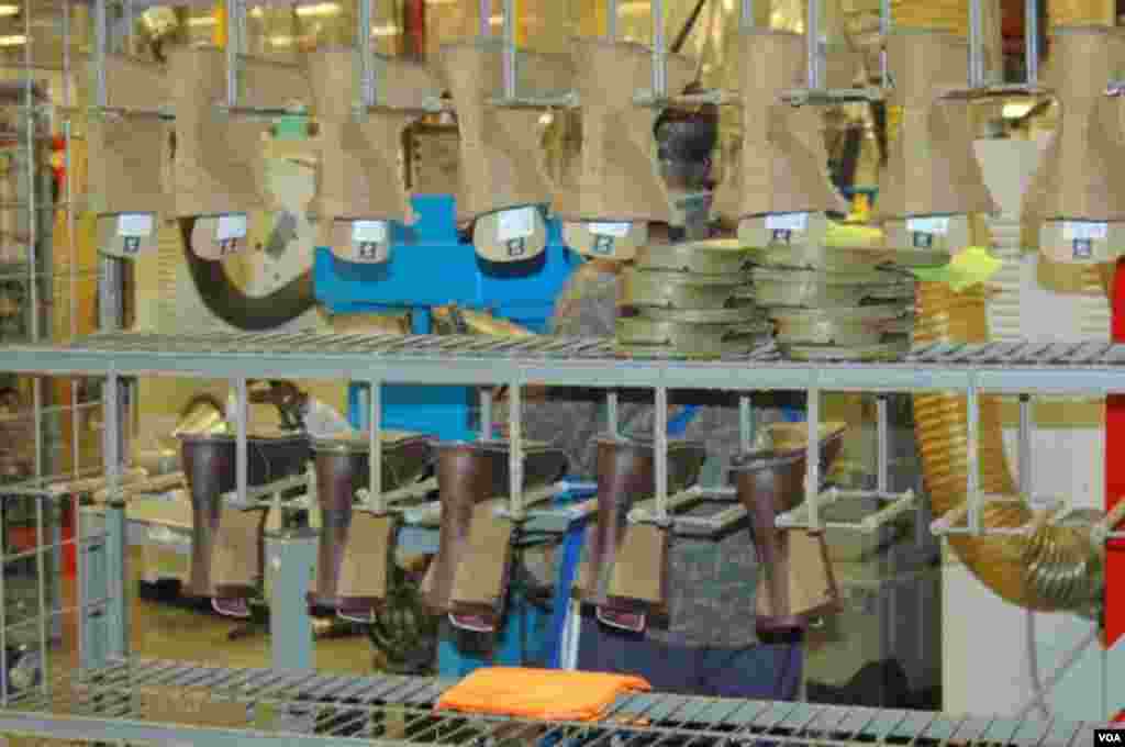 Footwear made for the US military must have all materials sourced in the United States. These boots are being made at the Danner factory in Portland, Oregon, Jan. 20, 2014. (Steve Herman/VOA) 