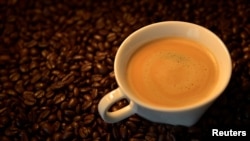 Secangkir kopi dan biji kopi yang sudah dipanggang di Brussels, Belgia, 1 Mei 2017. (Foto: Eric Vidal/Reuters/ilustrasi)