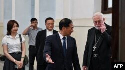 Виетнамскиот министер за надворешни работи Буи Тан Сон го пречека секретарот за односи со државите на Ватикан, надбискупот Пол Галагер (десно) во Министерството за надворешни работи во Ханој на 9 април 2024 година.