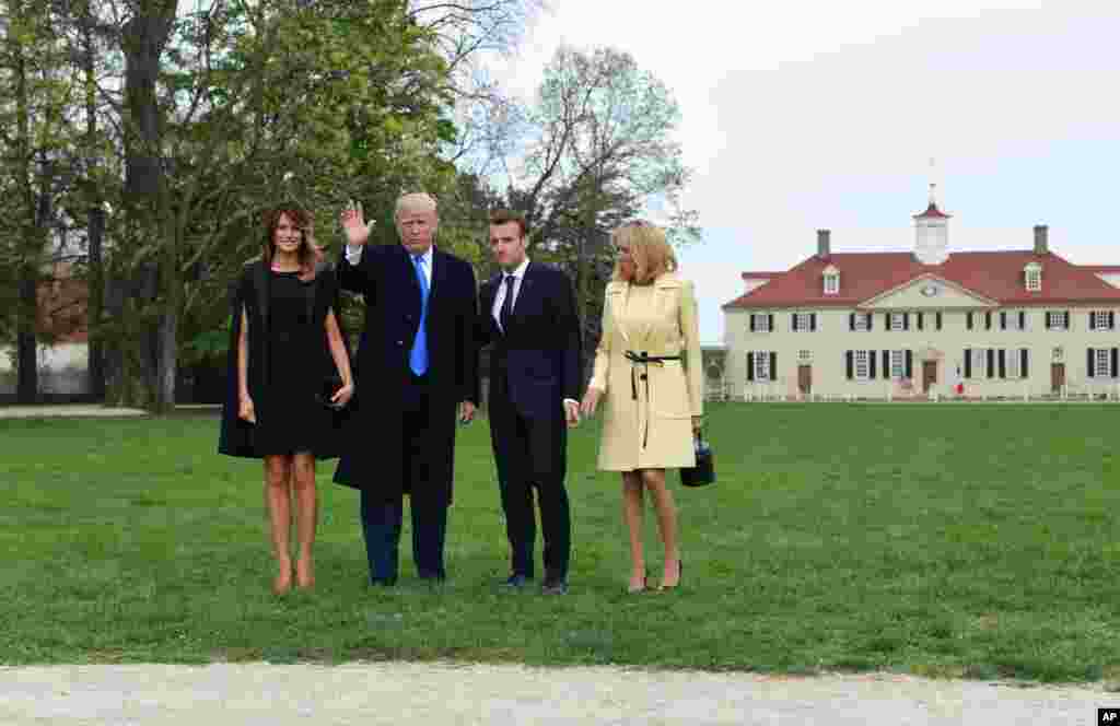 Le président Donald Trump, la première dame Melania Trump, le président français Emmanuel Macron et son épouse Brigitte Macron posent pour une photo devant Mount Vernon, la maison du président George Washington, à Mount Vernon, le 23 avril 2018.