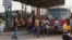 Des passagers font la queue au terminal de bus du marché Zimpeto à Maputo, au Mozambique, le 16 novembre 2021. 