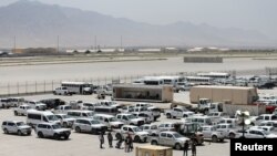 在美军撤离位于阿富汗帕尔万省的巴格拉姆美国空军基地后，基地内停放的车辆。（路透社 2021年7月5日）