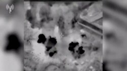 이스라엘 국방부가 16일 가자지구의 하마스 시설에 대한 공습을 단행했다며, 전투기에서 공습 직후 촬영한 영상을 공개했다.