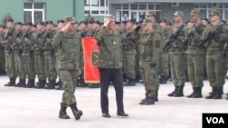 Predsednik Kosova Hašim Tači obavlja smotru pripadnika Kosovskih bezbednosnih snaga (KBS) u kasarni “Adem Jašari” u Prištini, 13. decembra 2018. godine (Foto: VOA) 
