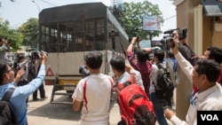 រូបភាព​ឯកសារ៖ អ្នកសារព័ត៌មាន​ ត្រូវបាន​រឹតត្បិត​ក្នុងការ​ផ្តិត​យក​រូបភាព ​នៅឯ​សាលា​ដំបូង​រាជធានី​ភ្នំពេញ​ កាល​ពី​ថ្ងៃទី​២៣​ ខែ​មីនា​ ឆ្នាំ​២០១៧។ (ហ៊ាន សុជាតា/VOA)