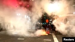 Vatra gori tokom uličnih protesta do kojih je došlo nakon oslobađajuće presude izrečene Kajlu Ritenhausu, u Portlandu, Oregon, 19. novembra 2021.