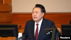 တောင်ကိုရီးယား အခြေခံဥပဒေခုံရုံး ကြားနာပွဲတွင် တွေ့ရသည့် သမ္မတ Yoon Suk Yeol