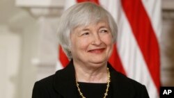Calon gubernur Federal Reserve, Janet Yellen memberikan keterangan di depan Komisi Perbankan Senat AS, Kamis 14/11 (foto: dok). 