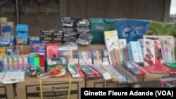  Un stand de fournitures scolaires, à Cotonou, Benin, le 10 septembre 2017. (VOA/Ginette Fleure Adande)